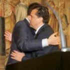 Zapatero se abraza con Mario Amilivia después de que éste último le impusiera la insignia de León