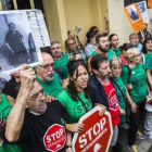 Miembros de la PAH protestan contra un desahucio en Valencia.
