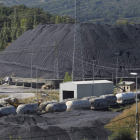 Montañas de carbón apilado en la central térmica de La Robla.