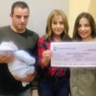 La alcaldesa, junto a la última familia beneficiada por la ayuda. DL
