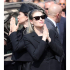 Elenora y Barbara Berlusconi agradecen a la multitud reunida frente a la Catedral de Milán (Duomo) su presencia en el funeral de Estado de su padre, el exprimer ministro italiano y magnate de los medios de comunicación Silvio Berlusconi