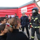 Escolares reciben información de Valcarce sobre el equipo de intervención de incendios. ANA F. BARREDO