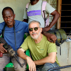 El periodista Manuel Félix con el subdirector de la Reserva de Lomako en la zona conflictiva de Basankuso (Congo). DL