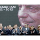 Rajoy y su esposa, Elvira Fernández, en el centro, junto a otros cargos y exmandatarios del PP, en el funeral de Fraga.