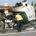 La imagen tomada el 29 de agosto de 2000 muestra la llegada del helicóptero con los dos fallecidos