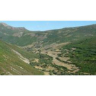 Panorámica de las montañas de Omaña donde la Junta ha autorizado varios parques. Al fondo, derecha,