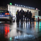 Oficiales de la policía patrullan en la estación principal de Colonia, en Alemania, la noche del 6 de enero.