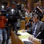 El presidente y el portavoz de la gestora del PSOE, Javier Fernández y Mario Jiménez, en el Congreso, este lunes.