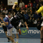 Con ocho goles el lateral brasileño Leo Santos fue el brazo ejecutor de la victoria del Abanca Ademar en la belicosa cancha del Benidorm. JOAQUÍN DE HARO
