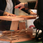 Una urna con papeletas durante unas elecciones