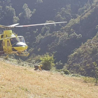 Helicóptero contra el fuego en un incendio en Barjas en 2017. DL