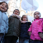 La plaza de la Catedral se convirtió ayer en el epicentro para reivindicar en León que se cumplan con los derechos de la infancia.  Arriba varios niños y niñas con globos. Abajo, el acalde, Antonio Silván, con un grupo de escolares. RAMIRO / MARCIANO