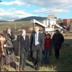 El alcalde de Fabero y Victorino Alonso durante una visita al pozo Julia