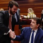 Alfonso Fernández Mañueco saluda al vicepresidente, Juan García Gallardo, ayer, al inicio de la sesión plenaria. NACHO GALLEGO