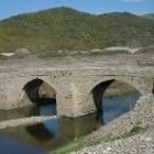 El puente de Pedrosa, aún en pie, tras veinte inviernos bajo el agua