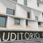 La suciedad tiñe la fachada blanca del Auditorio. DL