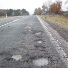 La carretera se encuentra en muy mal estado, con peligrosos baches y socavones. CAMPOS