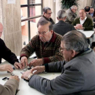 Varios pensionistas juegan al dominó en un centro de mayores de Sevilla.
