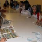 Las sesiones de ocio compaginan actividades pausadas, como la lectura, con otras más activas