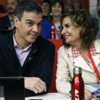 El presidente del Gobierno Pedro Sánchez escucha atento a la ministra de Hacienda, María Jesús Montero. SERGIO PEREZ