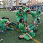 Los jugadores del Atlético Pinilla celebraron por todo lo alto su histórico ascenso. FERNANDO OTERO