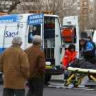 La Policía Local retiró al herido de la vía y lo tapó con una manta a la espera de la ambulancia