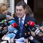 El abogado de José Bretón, José María Sánchez de Puerta, hace declaraciones a la prensa.