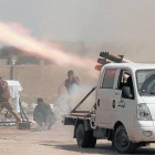 Milicianos chiís disparan proyectiles contra posiciones yihadistas en el norte de Irak.