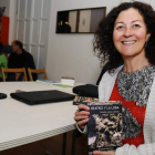 La zamorana Concha López Llamas, bióloga y escritora, es la autora del libro titulado ‘Beatriz y la loba’