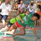 Beatriz Riaño y Luzma Carcedo en su combate. ÁLVARO QUIÑONES