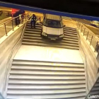 Una conductora confunde unas escaleras con la entrada de un párking.