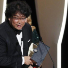 Bong Joon-ho recibe la Palma de Oro de Cannes.