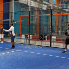 Los jugadores de pádel disputan un torneo solidario.