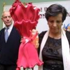 La viuda del doctor Laredo se emocionó al recoger su recuerdo