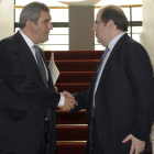 El nuevo secretario general del PSOE de Castilla y León, ayer junto al presidente de la Junta, Juan Vicente Herrera.