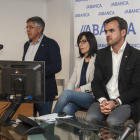 El presidente del Ademar, Tano Franco, acompañado por su directiva durante la asamblea ordinaria celebrada ayer. OTERO PERANDONES