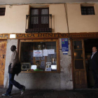 La inconfundible entrada de Casa Benito, el bar más antiguo de la ciudad, en un rincón de la Plaza Mayor leonesa