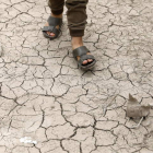 Un niño camina sobre un depósito de agua en Yemen. YAHYA ARHAB