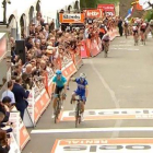 Alaphilippe y Fuglsang, en la cima de Huy.