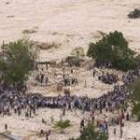 Habitantes de la ciudad haitiana de Fond Verretes esperan la ayuda que llega en helicóptero