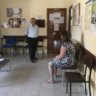 El consultorio de Val de San Lorenzo, ayer, donde se anunciaba el respaldo a la huelga. A.V.
