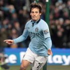 David Silva celebra uno de sus dos goles que le dieron el triunfo al City sobre el Fulham.