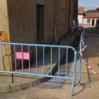 Zanja perimetral junto a la iglesia en busca de la fuga de agua.