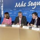 El ministro Michavila, a la izquierda, junto a otros cargos del PP y del Gobierno ayer en Madrid