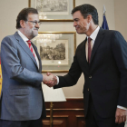 Mariano Rajoy y Pedro Sánchez al inicio de la reunión que mantuvieron ayer. EMILIO NARANJO