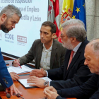 Los representantes de UGT, CC OO y CEOE de Castilla y León, en la firma del pacto. NACHO GALLEGO