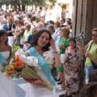 En primer plano, Ivana Cabero, reina de las fiestas, durante la ofrenda floral a la Asunción