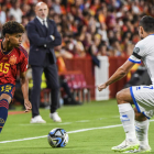 El delantero de la selección española Lamine Yamal controla un balón frente a Chipre. MOLINA