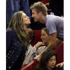 David Beckham besa a una admiradora durante un partido de tenis en Madrid