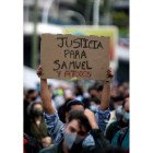 Un joven sostiene una pancarta en una manifestación. CABALAR